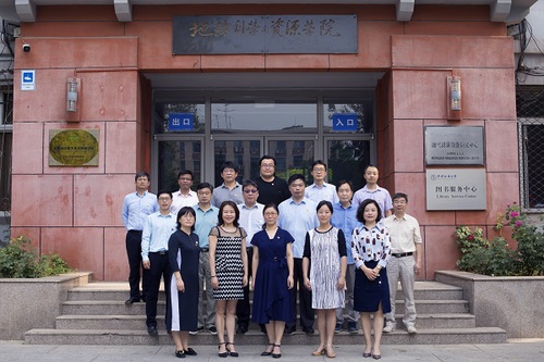 地KY开元·(中国)集团党委成员合影.