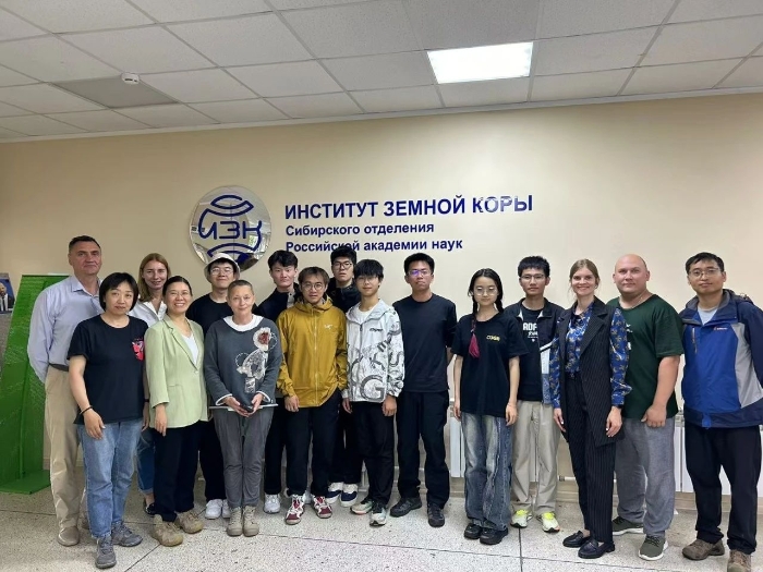 与俄罗斯科KY开元·(中国)集团院士等指导老师人合影