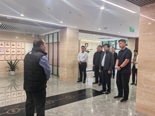 山东地质六队丁正江书记一行参观学校校史馆